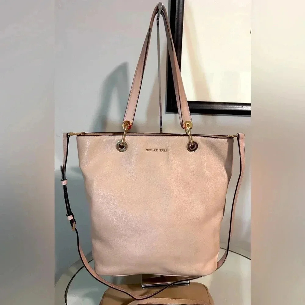 Gently Used MICHAEL KORS Cream Leather zip Top Tote W/Padded Tablet Pocket